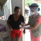 Personal de la ONG DYA visita a las familias de barrios marginales del norte.