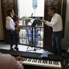 Espectadores. Desde las mesas y sillas de la cafetería del hotel Oro Verde, ahora ubicadas también en las veredas, el público siguió el show.