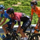 Tricolor. El ciclista carchense (c), aunque lideró el Team Ineos, no pudo subirse al podio como el año anterior en la competencia que se realizó en territorio español.