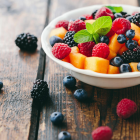 Un desayuno saludable debe incluir frutas; pero se recomienda consumirlas enteras y no como jugo o zumo.