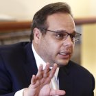 Personaje. Es abogado de profesión y ostenta un título de magíster en Derecho Administrativo. Es militante del Partido Social Cristiano.