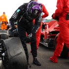 Lewis Hamilton observa el estado del neumático que pinchó en la vuelta final del Gran Premio de Gran Bretaña.
