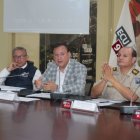 Zapata (centro) reveló que se analizan medidas alternativas para el reinicio del campeonato, en caso de que la situación en Quito no mejore.