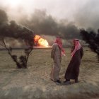 AL-AHMADI. dos hombres kuwaitíes caminan el 26 de marzo de 1991 por incendiado campo petrolero, tras el retirarse las tropas iraquíes.
