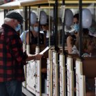 El coronavirus ha obligado a la humanidad a cambiar su estilo de vida. El uso diario de la mascarilla es prueba de ello, como estas personas en Biarritz, Francia.