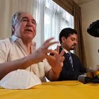 El expresidente junto a su abogado en la rueda de prensa que ofreció en su domicilio.