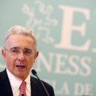 GRAF5939. LA CORUÑA (ESPAÑA), 04/08/2020.- Fotografía de archivo del 28 de junio de 2019 que muestra al expresidente de Colombia Álvaro Uribe durante la clausura del curso académico de EF Business School, en La Coruña (España). Según confirmó el expresidente, fue dictada medida de aseguramiento en su contra. "La privación de mi libertad me causa profunda tristeza por mi señora, por mi familia y por los colombianos que todavía creen que algo bueno he hecho por la Patria" escribió el exmandatario en su cuenta de Twitter. EFE/Cabalar/ARCHIVO