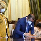 Vicente Taiano, junto con la alcaldesa Cynthia Viteri, ayer al mediodía, durante la posesión del cargo.