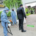 Un invitado a una boda, en la vía a la costa, desinfecta su traje.