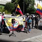 Un grupo de pensionistas protesta en los exteriores de la Fiscalía General, en Quito.