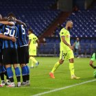 Los jugadores del Inter de Milán celebran el segundo gol para la clasificación a la siguiente ronda de la Europa League.