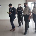 Al finalizar la audiencia, el juez Terán dispuso que los abogados sean custodiados por la policía hasta su salida.