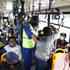 Control. En el operativo se evidenció que algunas unidades transportaban a pasajeros de pie.