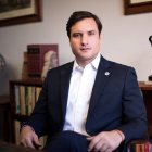 Domínguez también es abogado, profesor de Derecho de la Universidad Central de Venezuela y especialista en Derecho Administrativo y Derechos Humanos.