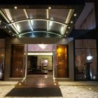 Hecho. Algunos hoteles han colocado un lazo negro y otros, le dan forma al listón a través de luces. El significado es el mismo