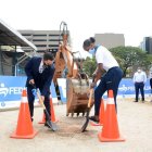 Roberto Ibáñez, presidente de Fedeguayas, y la atleta Kiara Rodríguez, durante la primera palada en la obra.