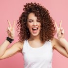 El cabello rizo vuelve como una tendencia.