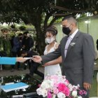 Sofía Cruz, jefa de Matrimonio de la corporación Registro Civil, entrega el certificado de que Daniel Toaza y Nicolle Torres, en una boda a domicilio que se dio en julio.