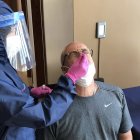 El director técnico argentino, Jorge Célico, se somete a una prueba PCR antes de iniciar los trabajos con la sub-20 en la Casa de la Selección, en Quito.