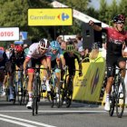 Richard Carapaz festeja en Polonia luego de cruzar la meta en la tercera etapa.