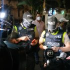 Operativo. La Policía multa a un hombre por no usar protección facial.