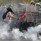 A Lebanese demonstrator speaks with a member of the security forces, who attacked a demonstrator, during clashes in downtown Beirut on August 8, 2020, following a demonstration against a political leadership they blame for a monster explosion that killed more than 150 people and disfigured the capital Beirut. (Photo by STR / AFP)