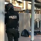 El cadáver de Armando Gustavo Chávez Zambrano quedó sobre la vereda y fue cubierto con un plástico negro.