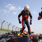 Max Verstappen festeja por el triunfo que consiguió en el Gran Premio en Silverstone