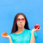 Según la OMS, el impacto psicológico del COVID-19 se refleja en altas tasas de estrés y ansiedad. Hay quienes recurren a una alimentación poco saludable para sobrellevar esos estados, que tienden a ser productos ultraprocesados y elevados en azúcar.