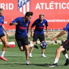 Atlético de Madrid hizo oficial el contagio por coronavirus de dos de sus jugadores.