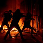 Beirut (Lebanon), 09/08/2020.- Lebanese anti-government protesters try to make their way through a barrier placed by Lebanese police to block a road leading to the parliament building during a protest in Beirut, Lebanon, 09 August 2020. Clashes erupted again between protesters and security forces, one day after anti-government protests erupted demanding that all officials responsible for the Beirut explosion should be hanged. (Protestas, Líbano) EFE/EPA/WAEL HAMZEH