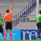 Érick Castillo (d) se va del campo, mientras Jefferson Intriago observa al juez que le muestra la tarjeta roja.

 FBL-MEX-PUMAS-JUAREZ-HEALTH-VIRUS