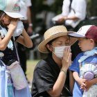 Una familia ofrece una oración silenciosa por las víctimas de la bomba atómica en el Parque Hipocentro de Nagasaki el 9 de agosto de 2020 para conmemorar el 75 aniversario del bombardeo atómico de la ciudad.