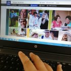 Una persona ingresa a la página oficial de los testigos de Jehová en Internet para ver la asamblea “¡Alégrense siempre!”.