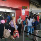 Hecho. Arribo de viajeros que llegaron a la terminal terrestre de Guayaquil este lunes.