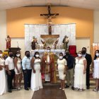 l padre Frank Delgado ofició la misa en la que renovaron sus votos las seis parejas: Amparo y Santo, Karina y Fernando, Irlanda y Darwin, además de Katty y Édison, Estefanía y José, y Carla y Nixon.