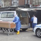 Al igual que en Guayaquil, policías y militares han debido acudir a domicilios en Quito para retirar cuerpos de personas fallecidas sin diagnóstico médico confirmado.