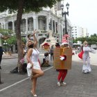 Hecho. Los artistas y trabajadores afine a fiestas y eventos hicieron el plantón fuera del Cabildo.