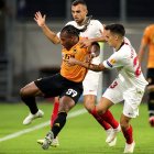 Adama Traore (izquierda) es presionado por Sergio Reguilon durante el partido de esta tarde por Europa League