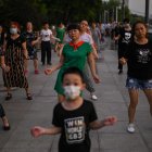 WUHAN. Una tarde de baile popular al pie del río Yangtze. La convalecencia de la ciudad desde que se levantó una cuarentena de 76 días en abril ha devuelto la vida y el tráfico estancado a sus calles, incluso cuando los residentes luchan por recuperarse.