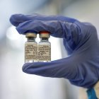 (MOSCÚ. Un técnico del Instituto de Investigación de Epidemiología y Microbiología de Gamaleya, muestra una muestra la vacuna contra la enfermedad del coronavirus COVID-19, desarrollada por Rusia.