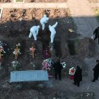 BUENOS AIRES. Vista de empleados del cementerio de Flores mientras hacen entierros bajo los protocolos instaurados debido a la pandemia por COVID-19.
