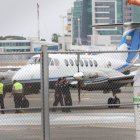 Un avión bimotor llegó en horas de la mañana al aeropuerto de Guayaquil donde se intentó trasladar al exmandatario a Quito.