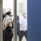 Bucaram en la Fiscalía del Cuartel Modelo, la noche del 12 de agosto.