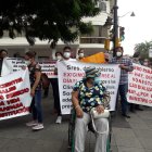 Plantón en Guayaquil por la falta de pagos a los centros de diálisis privados.