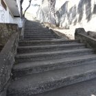 Escenario. La escalinata de la calle Guayacanes acumulaba maleza y desperdicios.
