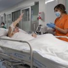 MADRID. Pedro Gamellaabandona el área de UCI, en la que ha estado ingresado144 días.