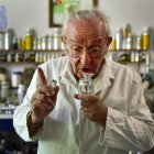 Michaël Moisseeff se define así mismo como un "escultor de aromas" y elaboró el aroma del satélite de la Tierra en base a los testimonios de los astronautas que estuvieorn allí.