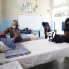 Convivencia. Sin importar la nacionalidad, quienes se albergan en la escuela han aprendido a convivir y se reparten las actividades domésticas de una manera organizada.