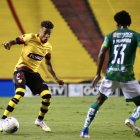 Byron Castillo, lateral de Barcelona, intentó desequilibrar por la derecha ante los machaleños.